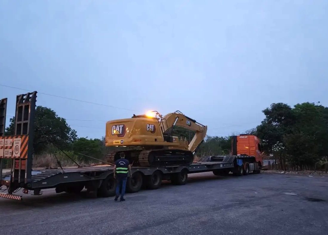 SEFA apreende retroescavadeira e carga de cimento transportadas sem nota fiscal no Pará